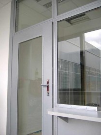 Zakázková výroba ocelových dveří prosklených