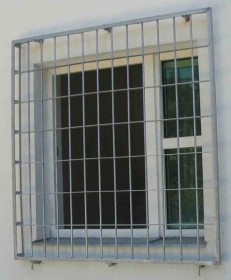 Bezpečnostní otvíravé okno s mříží Aparch